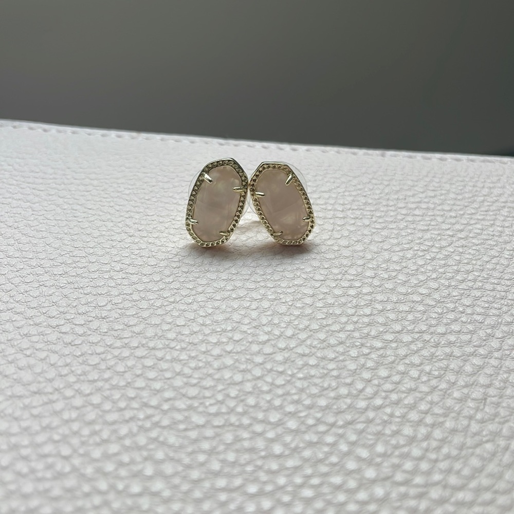 Kendra Scott Ellie Gold Stud Earrings in Rose Quartz